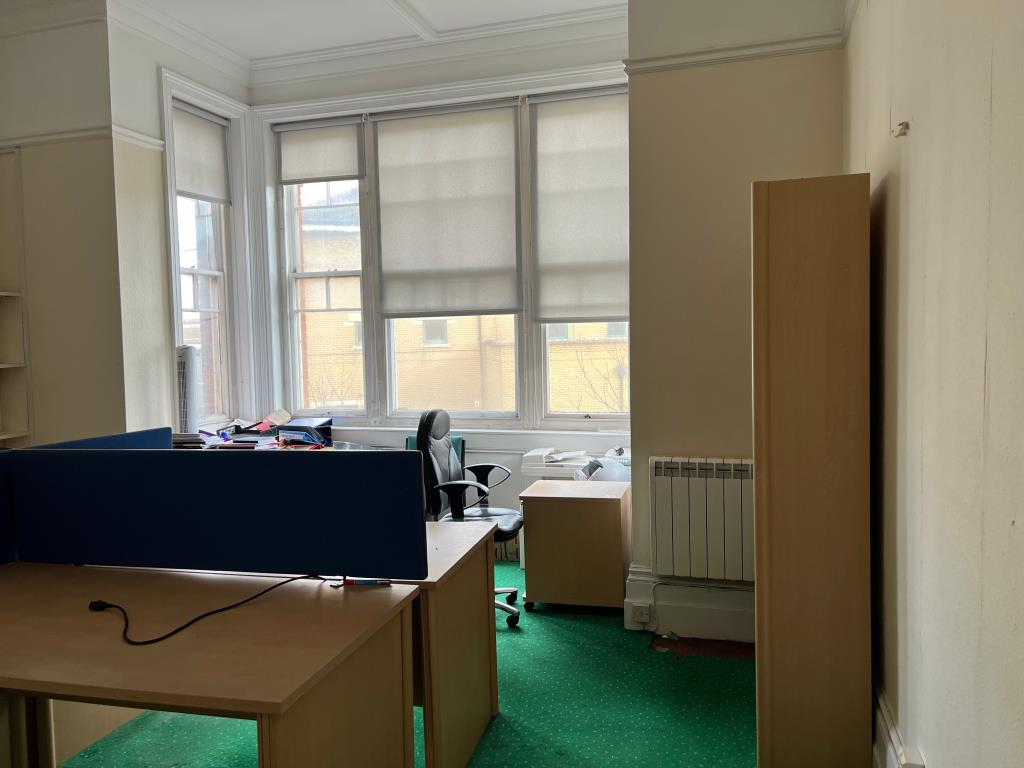 Lot: 15 - COMMERCIAL UNIT WITH GROUND RENTS - Office